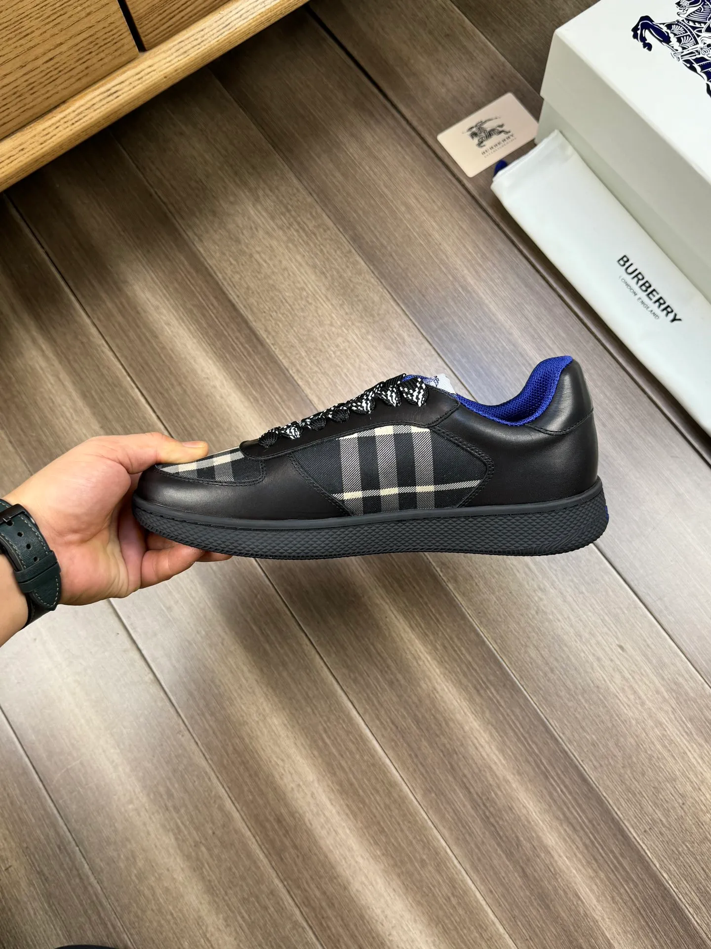 P400 [BURBERRY] Burberry - Upper: imported 🔝 Napa calfskin, brand totem cloth, tongue brand cloth label - Inner lining: canvas lining, - Outsole: rubber; two-color molded outsole - Super high quality control·Fine workmanship: highlighted (high-end·luxury·grade) -Size: 38-44 (Male 45, can be customized)